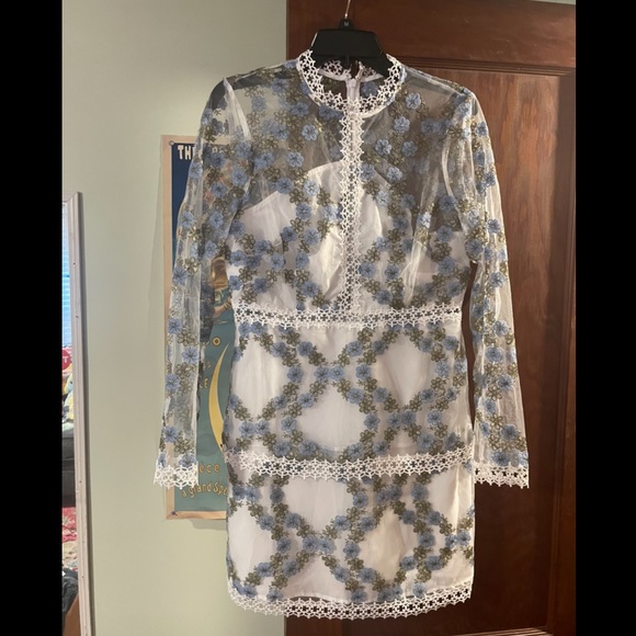 60s inspired white go go style dress with blue viney flowers. Sheer sleeves - Picture 1 of 8